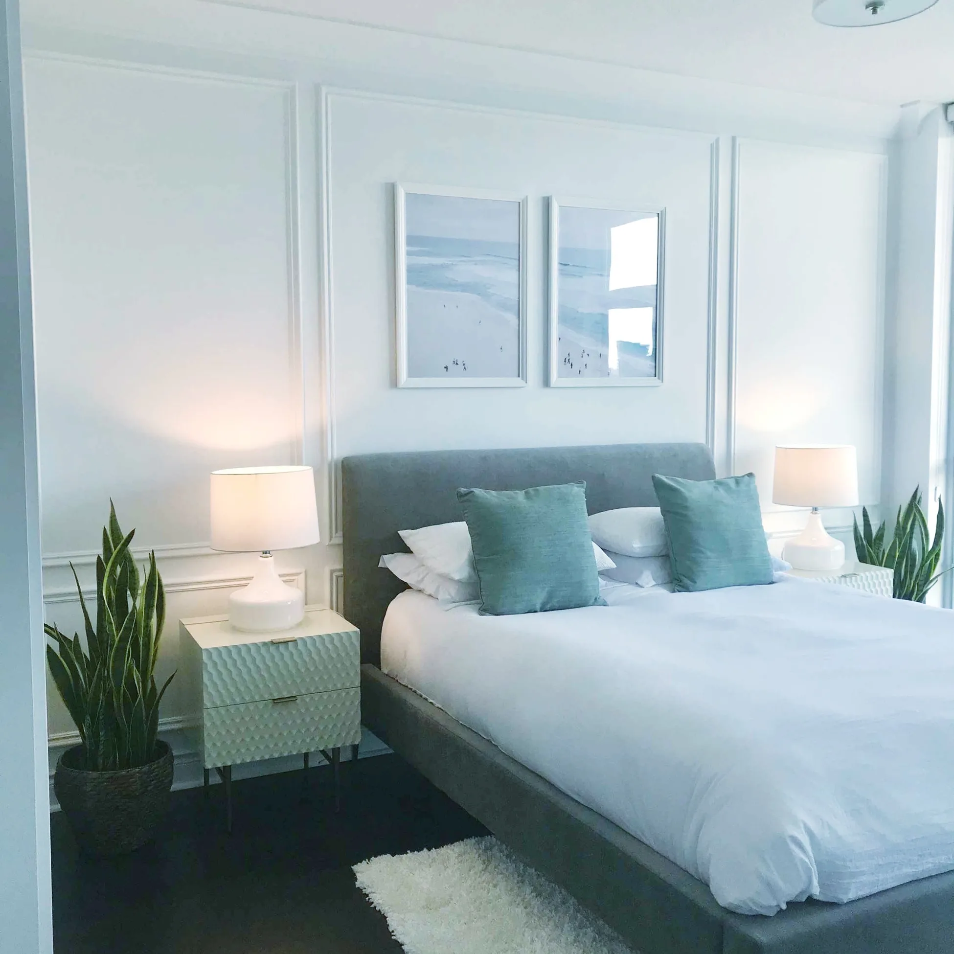 Simple and elegant accent wall in the bedroom (full wall wainscoting type)